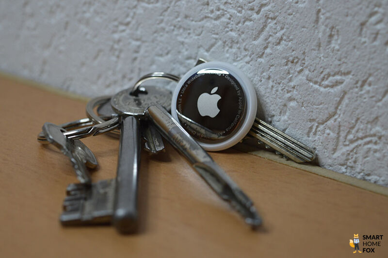 Apple AirTag neben Schlüssel